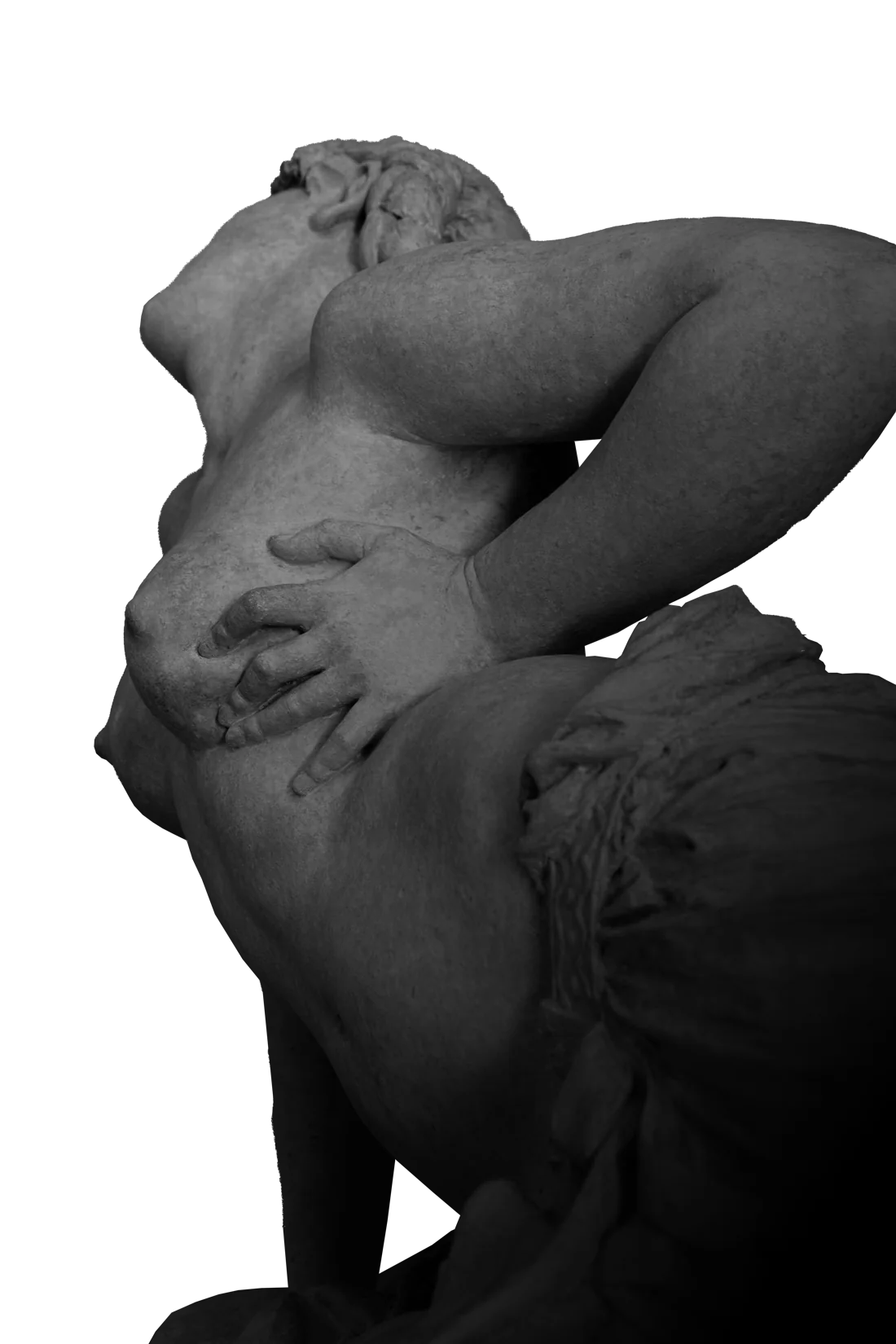 Detalle de una escultura: una mano que se aferra a la piel de mármol